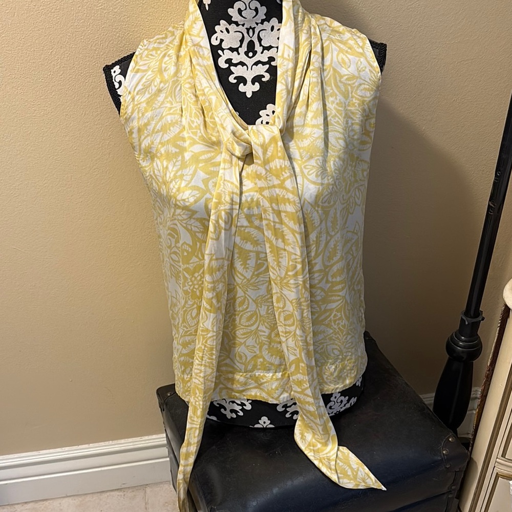 CAbi Silk Floral Sleeveless V-Neck Scarf Tie Lightweight Lovely leaf floral Top